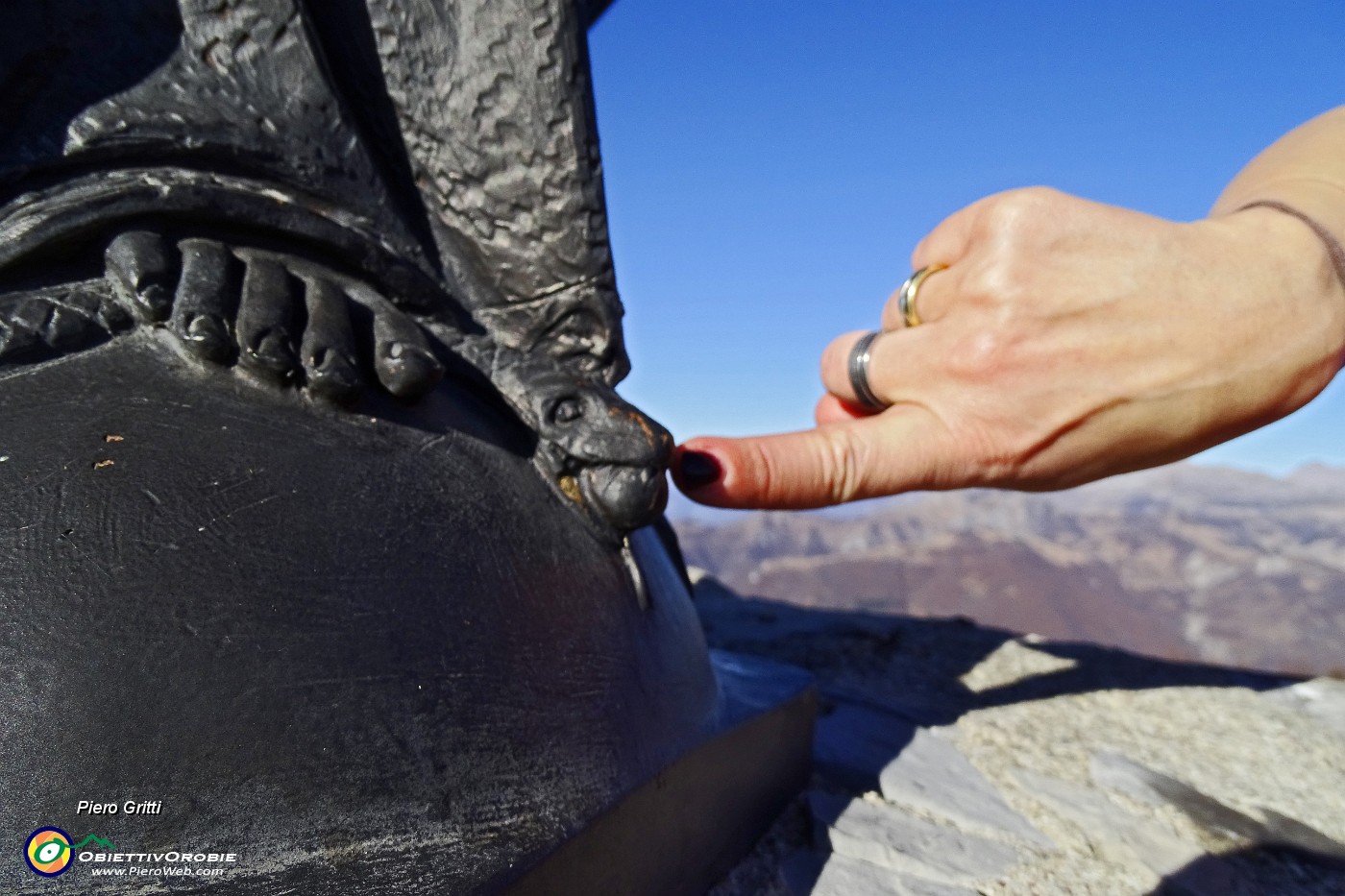 46 La Madonnina schiaccia il serpente....JPG -                                